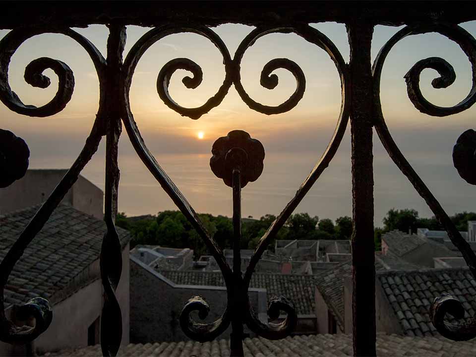 Un paesaggio incantato e sorvegliato dal Monte Erice, Feudo Poma - Azienda agricola Poma