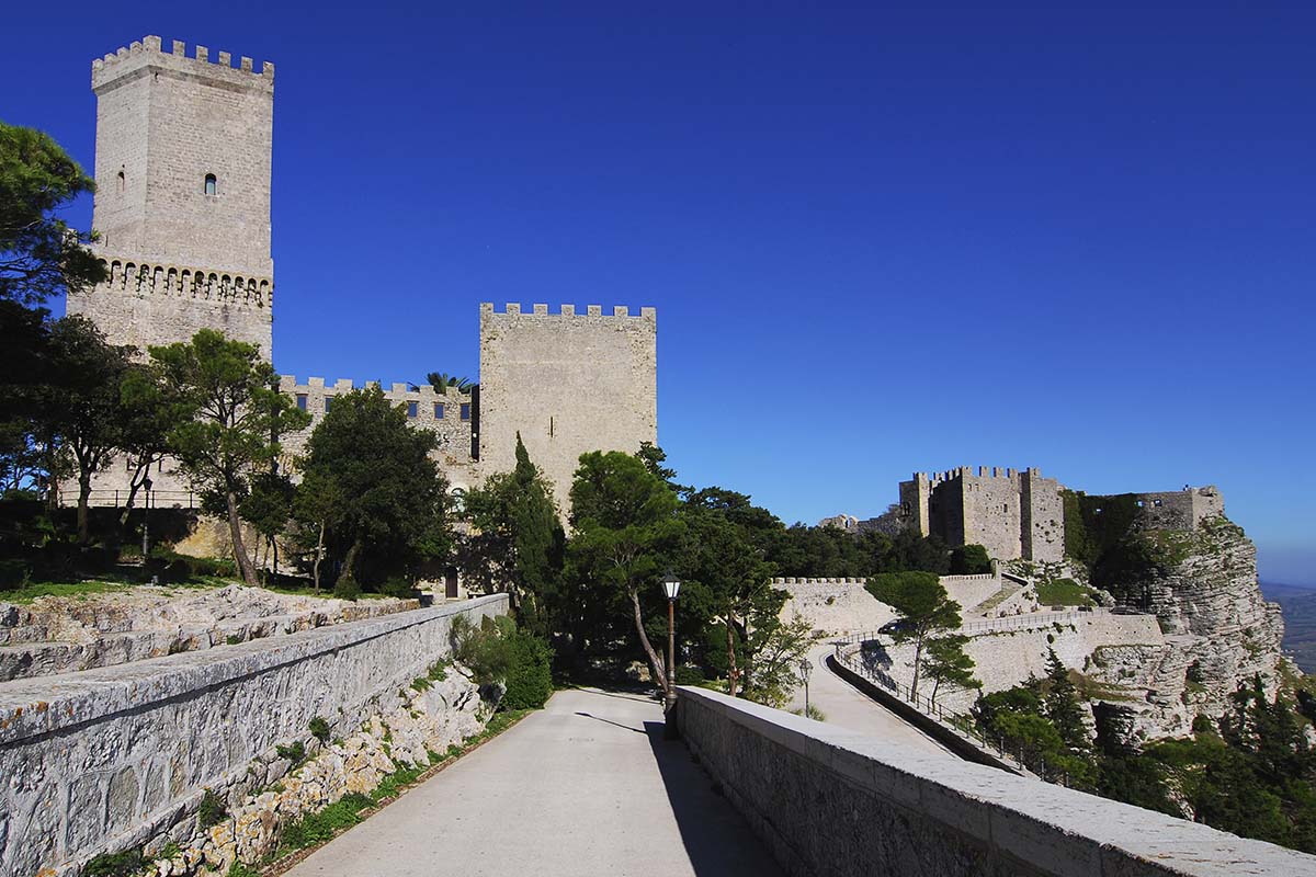 Un paesaggio incantato e sorvegliato dal Monte Erice, Feudo Poma - Azienda agricola Poma